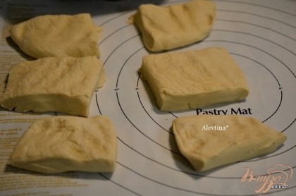 Готовое тесто достанем из хлебопечки, поделим на равные 6 частей на 2 батона  или 3 на 1 батон.Раскатаем тесто в жгуты.