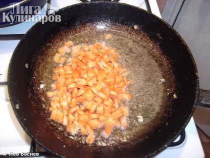 На сковороде в разогретом масле обжарил морковку