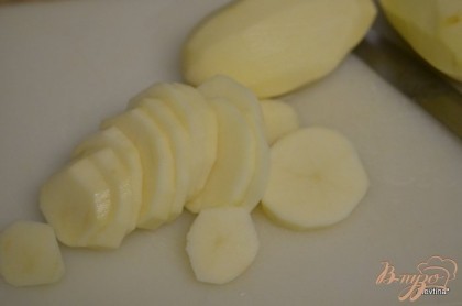  Картофель очистить  и нарезать пластинками. Также с остальными овощами.