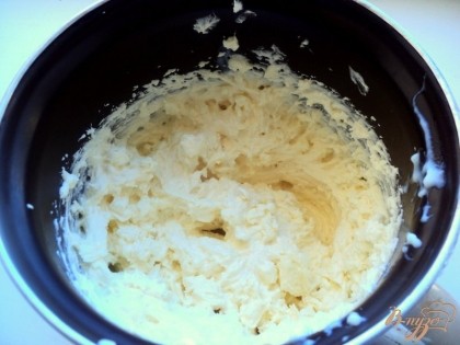 Масло взбить с сахарной пудрой и  постепенно ввести заварной крем.