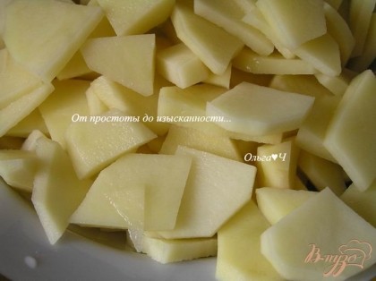 Картофель нарезать, опустить в кипящую воду, варить до полуготовности.