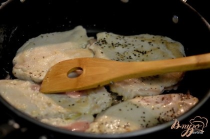 Куриные грудки посолить и поперчить с 2 сторон. Сковороду разогреть, добавить растительное масло и обжарить куриные грудки с 2 х сторон.