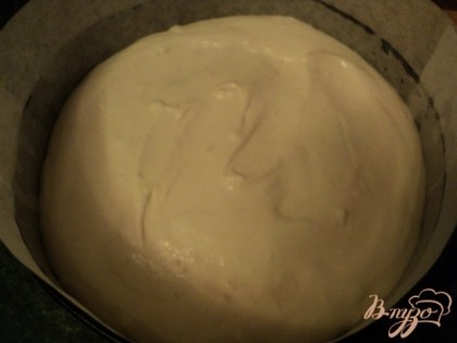 Выложить на бисквит &#188; часть крема, сверху положить следующий пласт бисквита и смазать его тонким слоем творожно-сливочного крема. Третий бисквит положить на тарелку и тоже смазать тонким слоем крема.