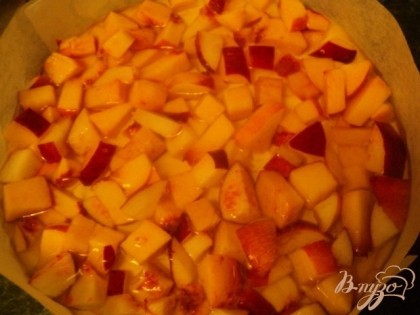 Выложить  порезанный кубиками персик и залить осторожно охлажденным желе, поставить в морозилку на 5-10 мин для схватывания желе.