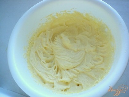 Мягкое масло растереть с сахарной пудрой до бела, добавить яйцо и еще растереть в кремообразную массу.