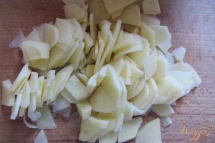 Для приготовления этого замечательно блюда нам понадобятся следующие ингредиенты: картофель, сало, лук репчатый и соль по вкусу. Для начала нам необходимо промыть картофель под проточной водой и очистить его от кожуры. Затем необходимо картофель правильно нарезать, для этого нам необходимо разделить картофель на 2 части. А потом взять одну половинку картофеля и нарезать тоненькими пластиночками.