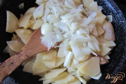 Последним этапом приготовления этого блюда будет добавление в картошку лука. После того как вы добавили лук в картошку жарить не более 5-7 минут периодически помешивая ее.