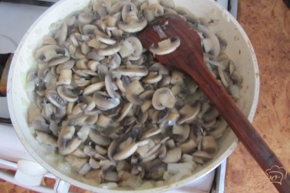 Когда печень с грибами поджарится до полуготовности необходимо смешать их вместе (высыпать печень в грибы). Прожарить минут 5-6 на мелком огне.