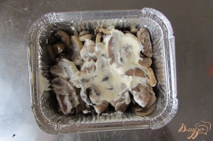 В специальную форму из фольги (или в любую другую) выложить печень с грибами и сверху помазать майонезом.