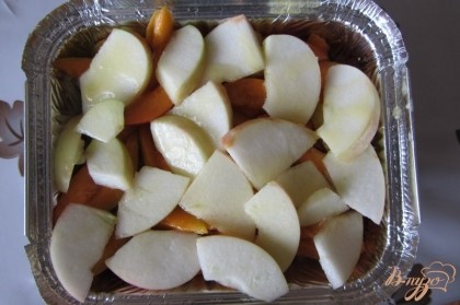 Сверху на залитые абрикосы положить часть яблок и отправить наш десерт в духовку на 30-35 минут.