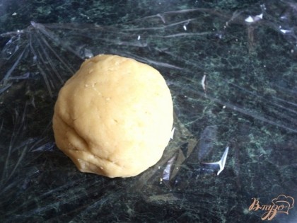 Быстро замесить эластичное тесто, скатать в шар, обернуть пищевой пленкой и положить на 1 час в холодильник.