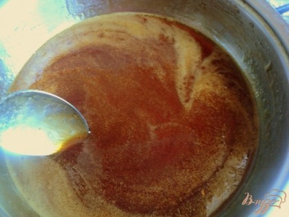 Для карамели: в сковородку насыпать 200 г сахара, добавить 2 ст.ложки воды, 1 ст.ложку лимонного сока. Поставить на слабый огонь и, постоянно помешивая, варить до расплавления сахара и золотистого цвета.