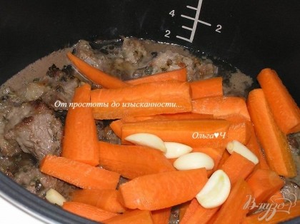Добавить крупно нарезанную морковь и чеснок, перемешать.