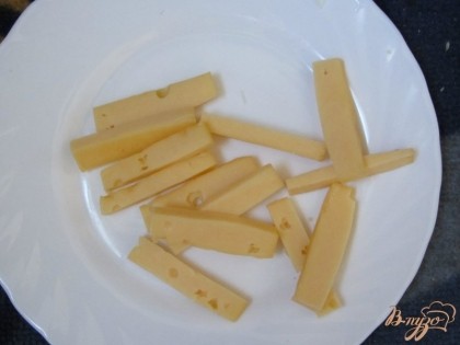 Сыр нарезать тонкими ломтиками.