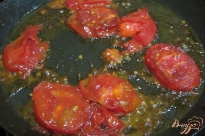 Сковороду поставить на огонь, разогреть, добавить подсолнечное масло. Обжариваем по минуте помидоры с каждой стороны.