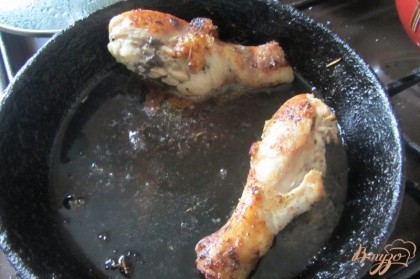 Разогреть сковороду, добавить подсолнечное масло. Обжаривать куриные ножки под крышкой со всех сторон до полной готовности.