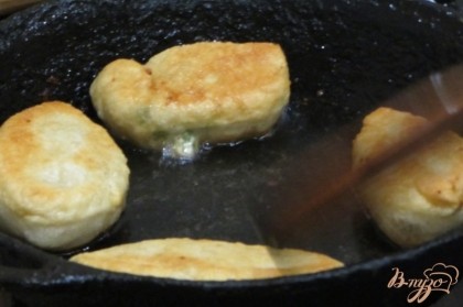 Разогреть сковороду, добавить подсолнечное масло, аккуратно выкладываем пирожки, обжариваем с двух сторон до появления золотистой корочки.