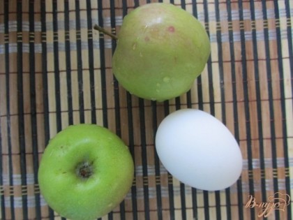 Итак, вам понадобятся такие ингредиенты: яблочки (желательно зеленые, с кислинкой), для начинки: один белок с куриного яйца, сахар (а лучше, конечно сахарная пудра), и вода.