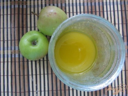 Итак для его приготовления Вам понадобится всего два ингредиента: яблоки и мед, немного времени и хорошее настроения.