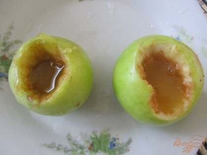 Заполним наши яблочки начинкой. Аккуратно с помощью ложки заливаем мед в яблочки.