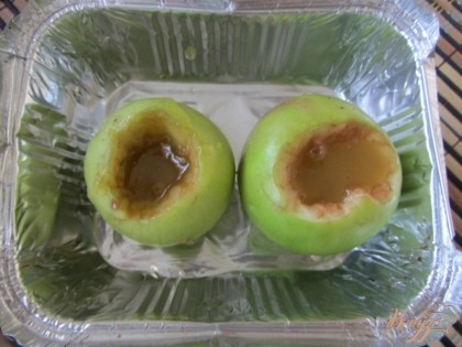 Перекладываем наполненные медом яблочки в алюминиевую формочку для запекания. Наливаем в форму воду с пол сантиметра. Ставим яблочки в разогретую духовку выпекаем 20-25 минут, в зависимости от сорта использованных Вами яблок.