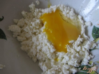 Готовим начинку для наших яблоков. Разбить куриное яйцо отделить желток от белка. Вам понадобится только желток, добавить его к творогу тщательно перемешать.