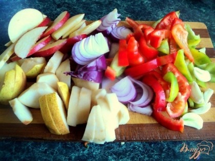 Сладкий перец порезать крупной соломкой, перец чили маленькими кусочками. Яблоки и груши  разрезать на четвертинки, удалить семена и нарезать дольками. Лук и чеснок почистить и порезать дольками, чеснок можно оставить целым.