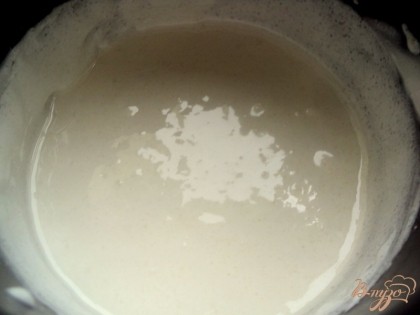 Охлажденные белки взбить в крепкую пену, добавив в конце сахар и ванильный сахар.