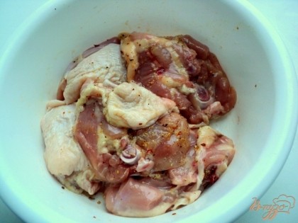 Курицу разрезать на порционные куски, я взяла готовые куриные бедрышки. Посолить, поперчить по вкусу, посыпать специями для курицы. Оставить мариноваться на 15-20 минут.