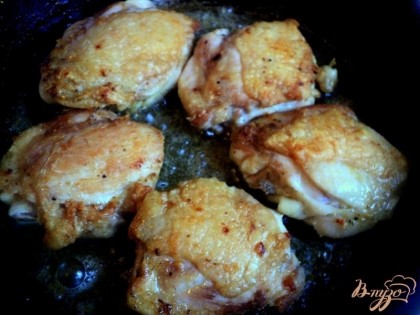 Разогреть сковороду с растительным маслом и быстро обжарить курицу с двух сторон до румяной корочки. Переложить обжаренное мясо в сотейник.