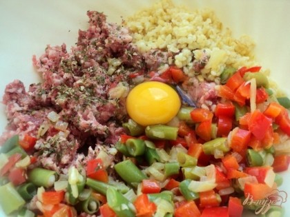 К фаршу добавить пассированные овощи, булгур, тимьян, яйцо, посолить и поперчить по вкусу.