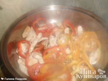Обжарить куриное филе с болгарским перцем