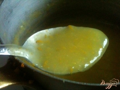 Для апельсинового соуса выжать сок из апельсина и стереть цедру.В небольшом сотейнике нагреть сок с цедрой, загустить крахмалом и добавить сливочное масло.