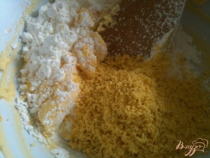 Отварные желтки протереть через сито, добавить в тесто.