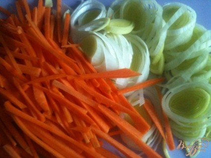 Лук порей и морковь нарезать тонко.