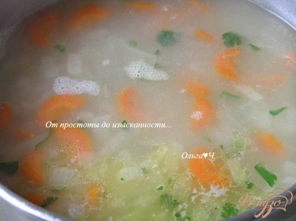 Суп посолить, поперчить, добавить нарезанную зелень, снять с огня.