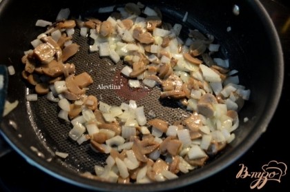 Разогреть духовку до 180 гр. Сковороду разогреть , масло растопить и обжарить грибы и лук.