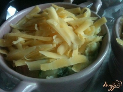 Посыпать тертым сыром.Запекать в духовке при 180 гр. до готовности яиц, 8-12 мин.