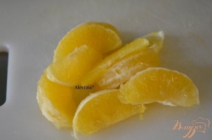 Очистить апельсин от кожуры. Разделить на сегменты, аккуратно.