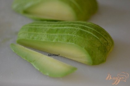 Очистить авокадо от кожуры и ядра, порезать на дольки .