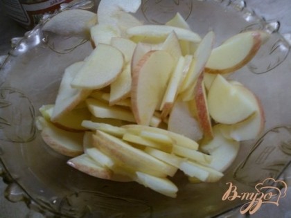 Пока тесто готовится, либо уже отдыхает, приготовим яблоки. Помоем хорошенько, почистим от кожуры и семечек. Порежим тонкими пластинками, сбрызнем лимонным соком и перемесыпем сахаром.