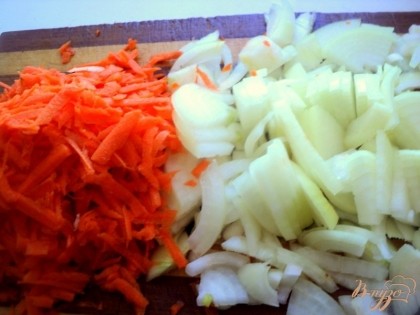 Лук порезать четверть кольцами, морковь натереть на терке или порезать кусочками.