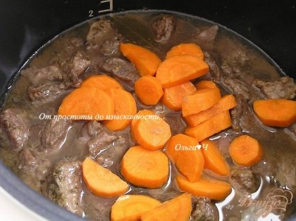 За 40 минут до окончания приготовления добавить морковь