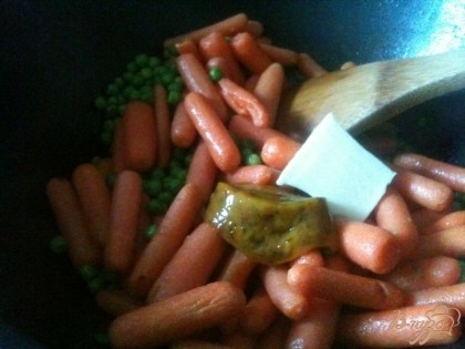 В это же время в другой сковороде потушить  в течении 5-7 мин.морковь и горошек с бульоном и сливочным маслом. Немного посолить по вкусу.