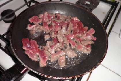Обжарить мясо на сливочном масле