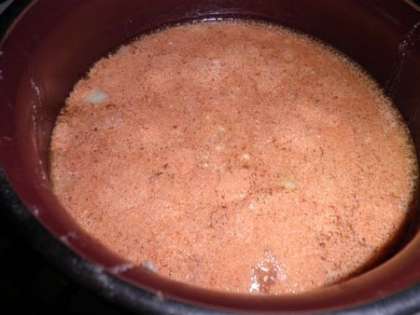 Тушить мясо в сметанно-томатном соусе