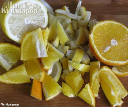 Апельсин  и  2 лимона нарезать дольками.