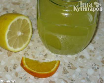 Затем процедить. Выжать сок из лимона и апельсина в готовый охлажденный сироп, остудить.