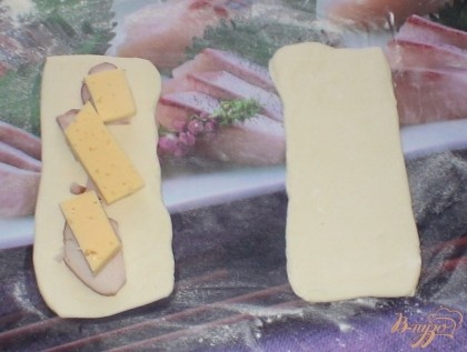  Далее режем куриную грудку тоненькими кусочками, выкладываем кусочки на тесто. Сыр режем тонкими пластинками и также выкладываем сверху.
