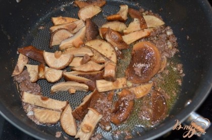 В ту же сковороду выкладываем грибы и примерно 2 мин.жарим их. Затем отправляем их на тарелку.